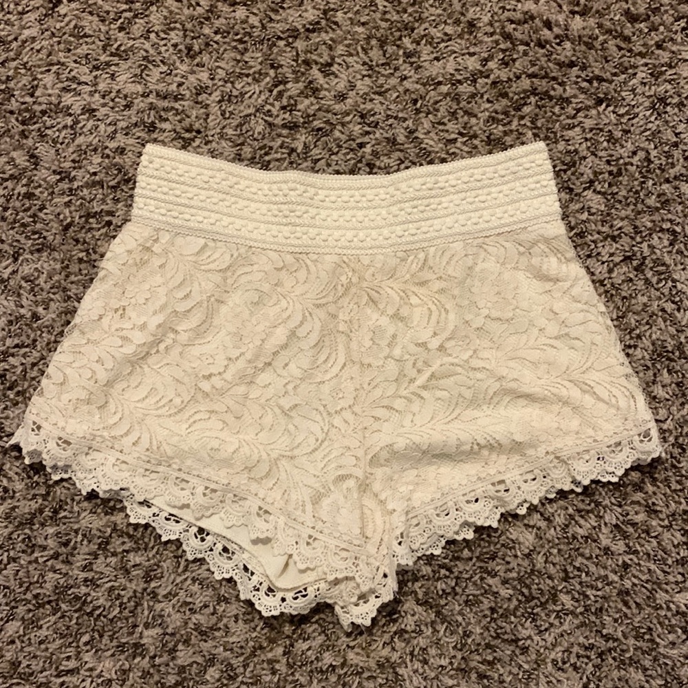 Medium lace cream/beige shorts